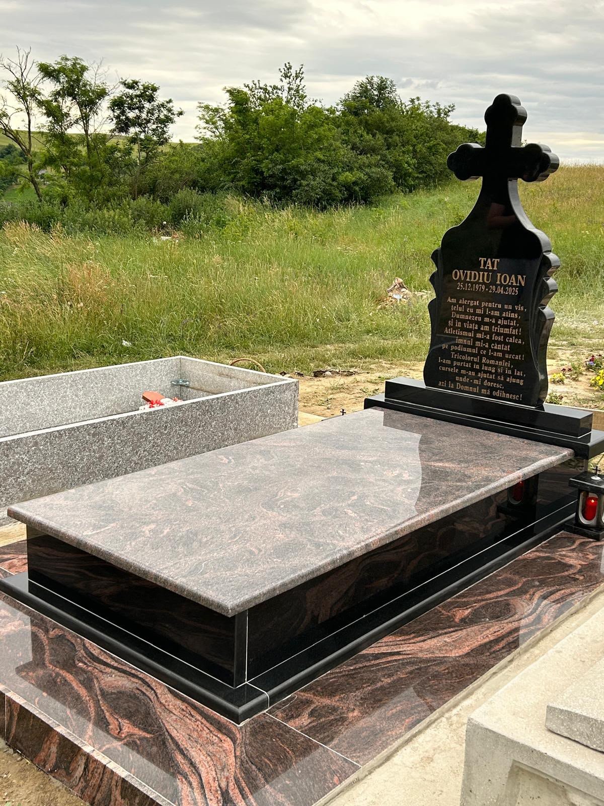 Exemplu de monument funerar pentru compararea configurației