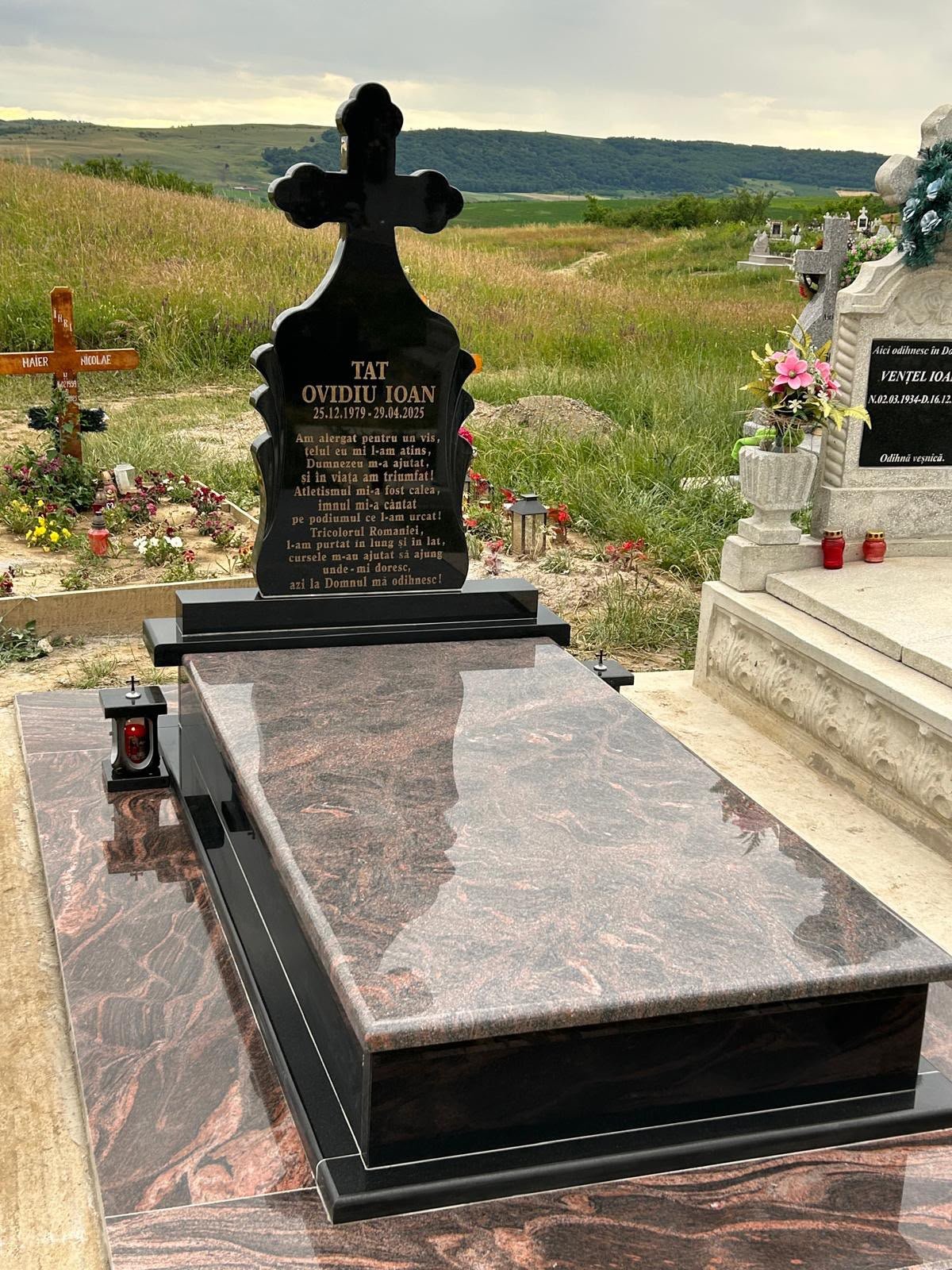Model de monument funerar prezentat ca referință