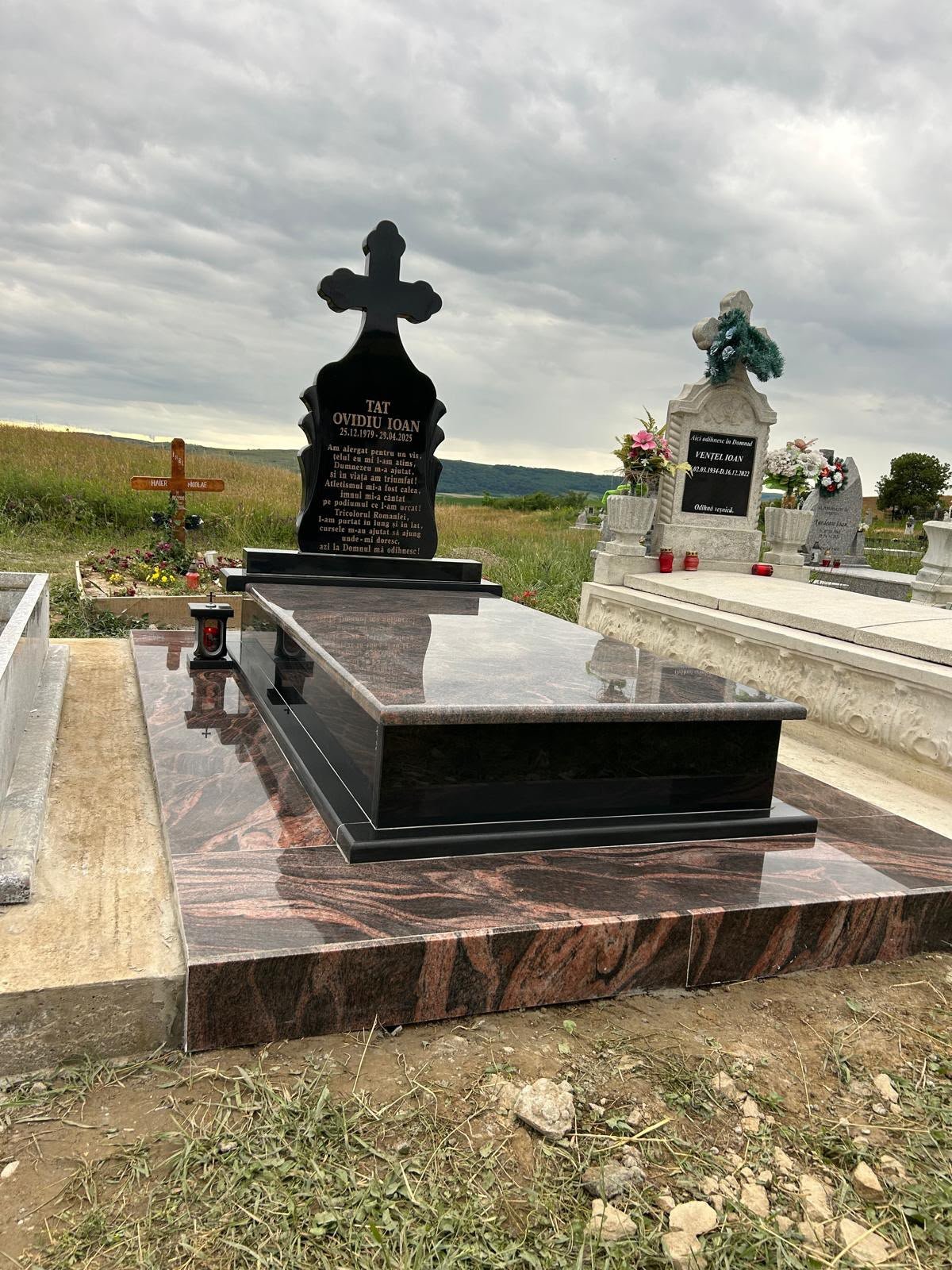 Monument funerar din granit în configurație completă