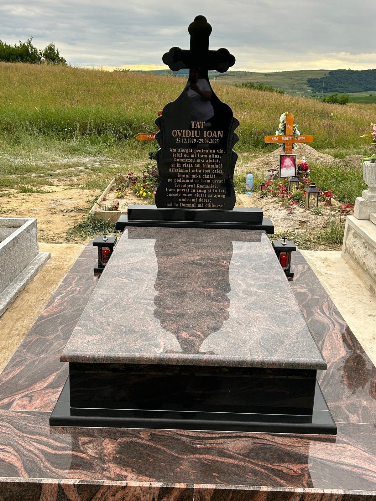 Model de monument funerar și suprafață din granit