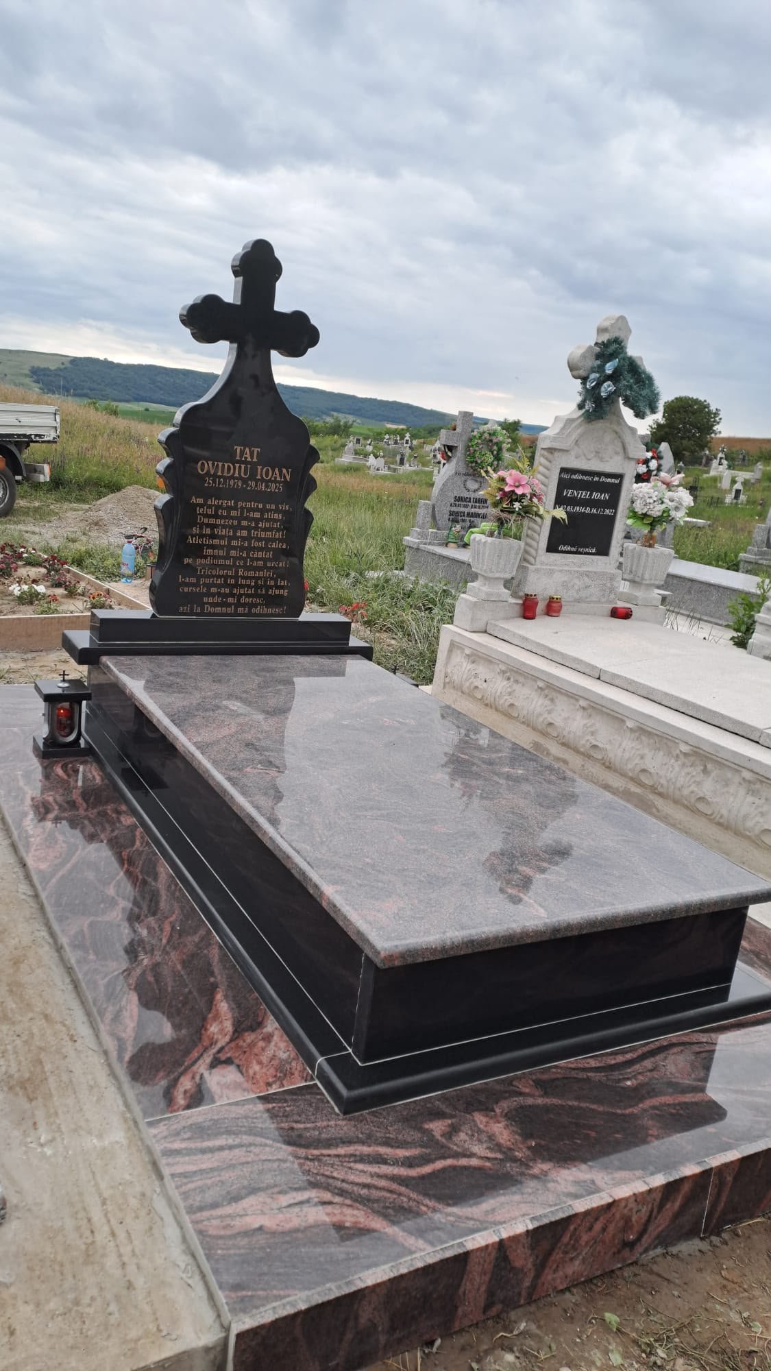 Ansamblu funerar din granit cu placă memorială și cadru