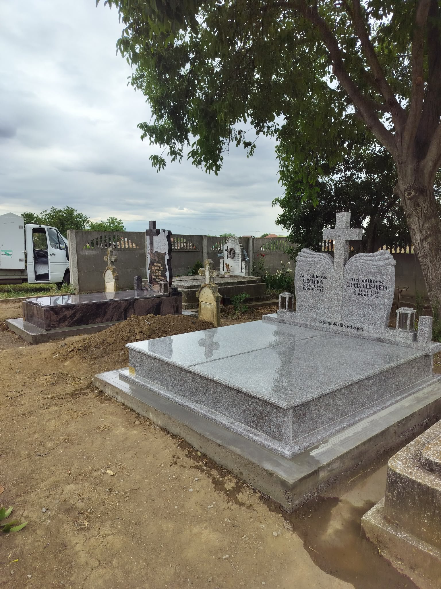 Model de monument funerar din granit