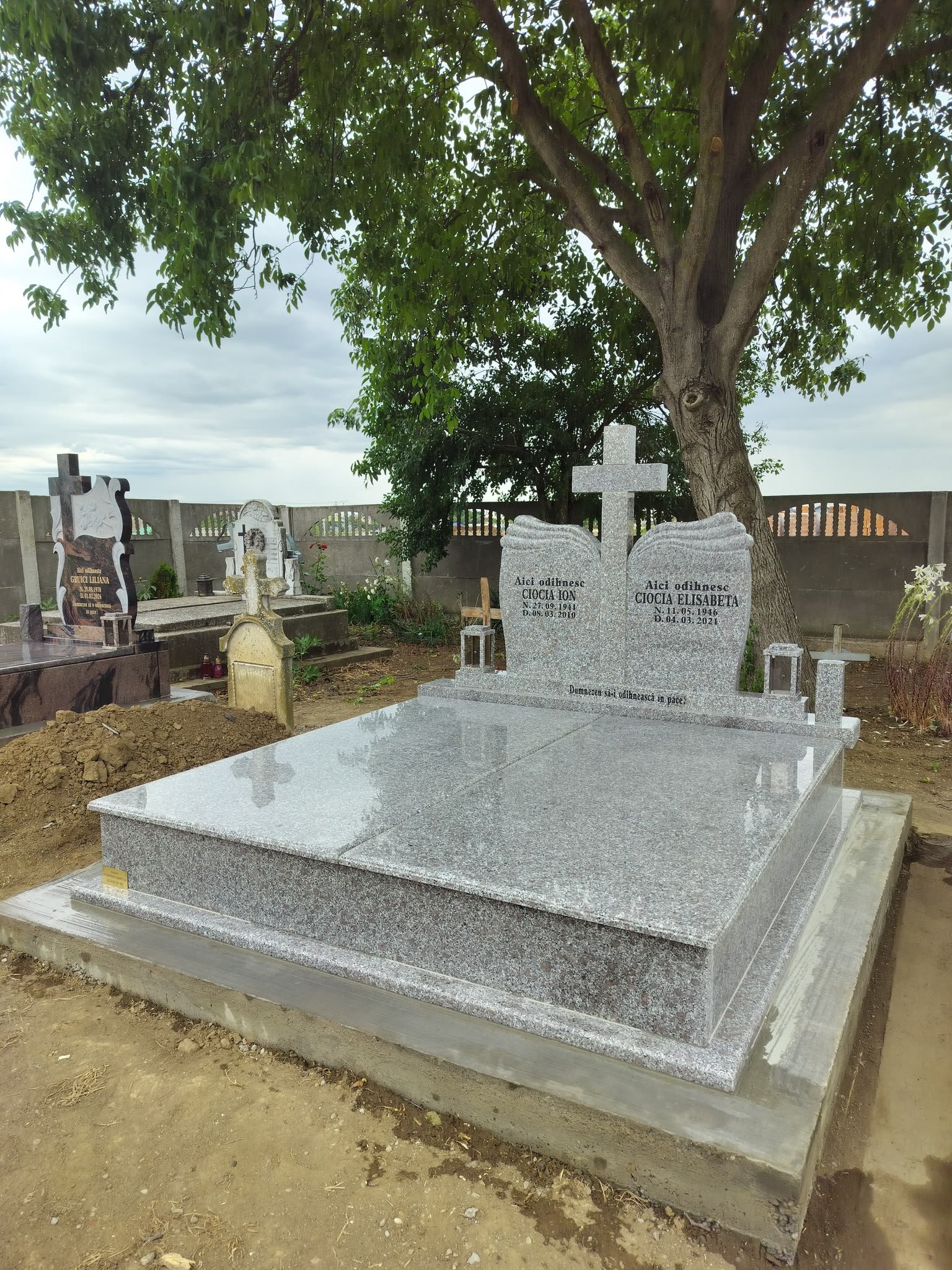 Ansamblu funerar prezentat pentru comparație