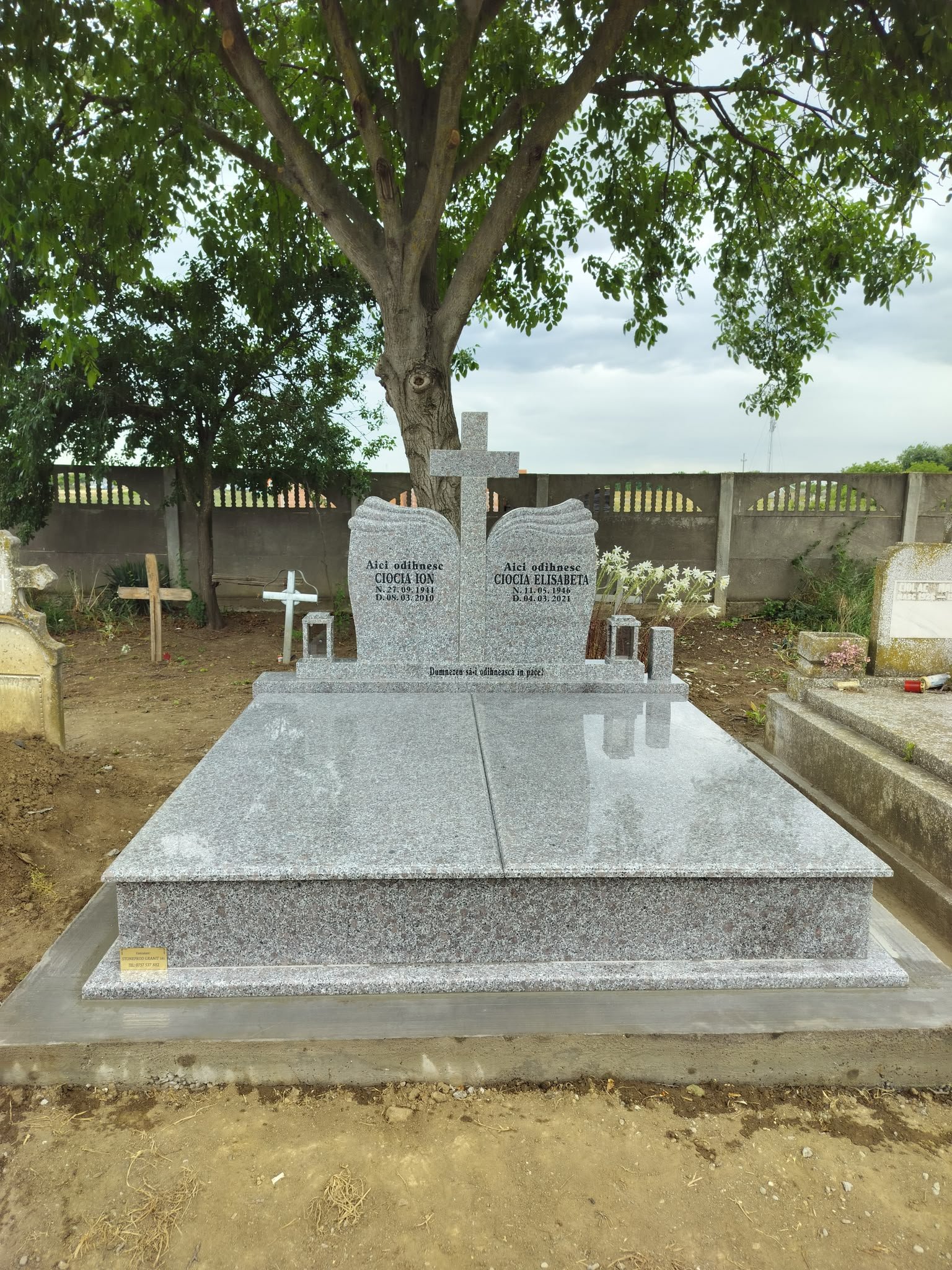 Model de monument funerar prezentat ca referință