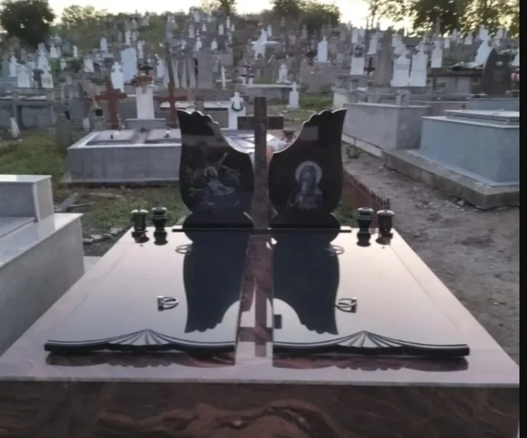 Monument funerar dublu din granit cu forme decorative
