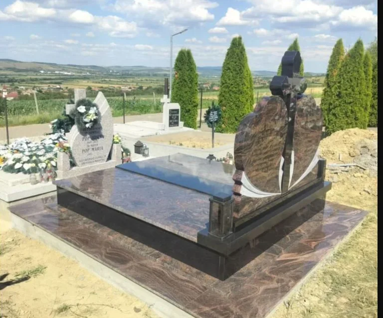 Monument funerar dublu din granit maro și negru