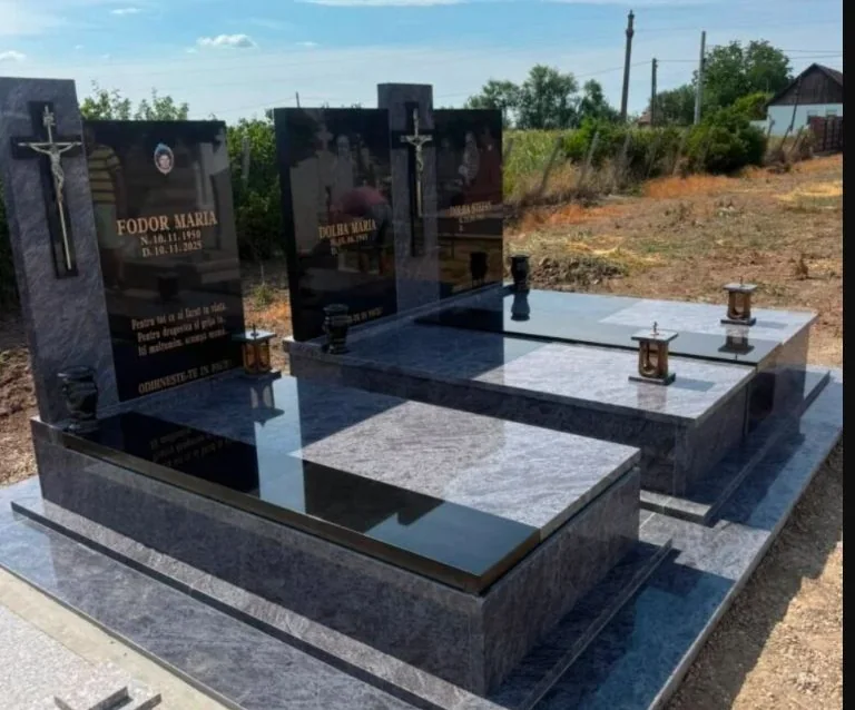 Monument funerar dublu din granit negru și gri cu capace lustruite