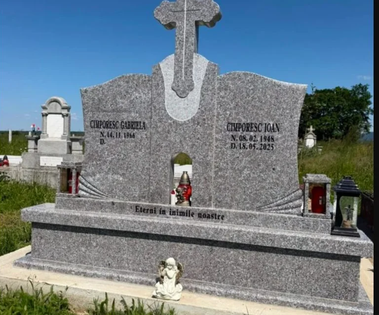 Monument funerar din granit gri cu cruce sculptată